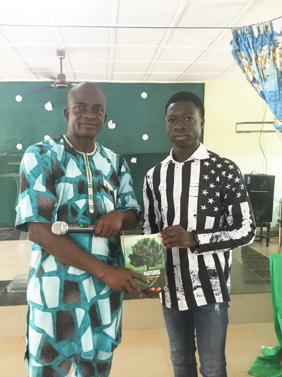 A game winner receiving gift at OBC Ogbomoso.jpg