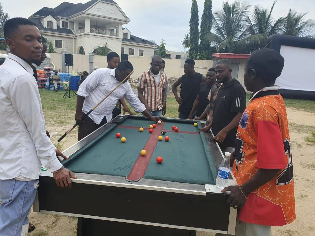 Youth playing Crossnooker in Ikoyi, Lagos.jpg